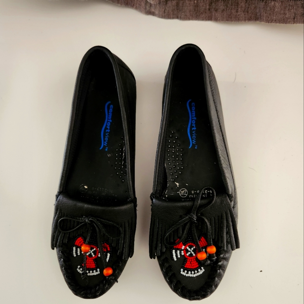 Size 6 and a 1/2 comfort view, Casual Shoe.